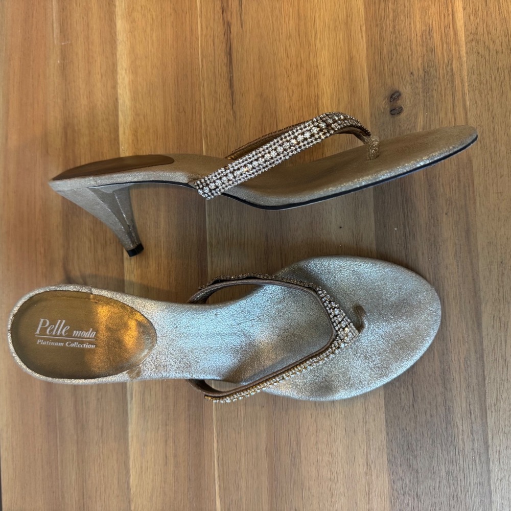 Pelle Moda Women 11 M Platinum Gold Rhinestone Leather Thong Kitten Heel Sandals
